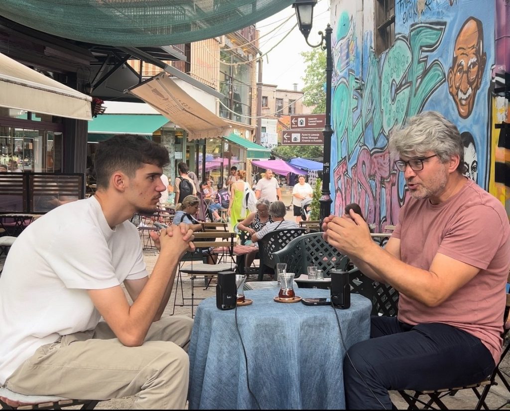 Sead Zimeri ne Carshin e Shkupi, duke diskutuar per filozofine