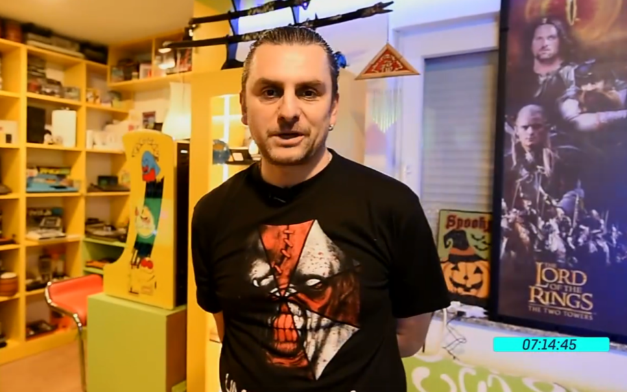Njihuni me Astrit Begollin  Njeriun me Muzeun më të Rrallë të Videolojrave në Ballkan