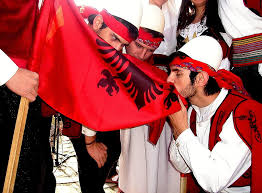 28 Nëntori – Dita që e bashkon shqiptarin me historinë, lirinë dhe identitetin e tij