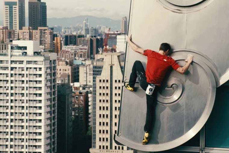 Alex Honnold ngjit Taipei 101: një moment historik i alpinizmit urban