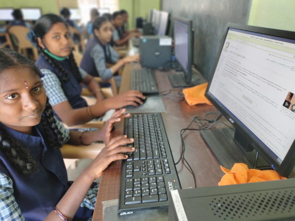 Student duke punuar në laptop